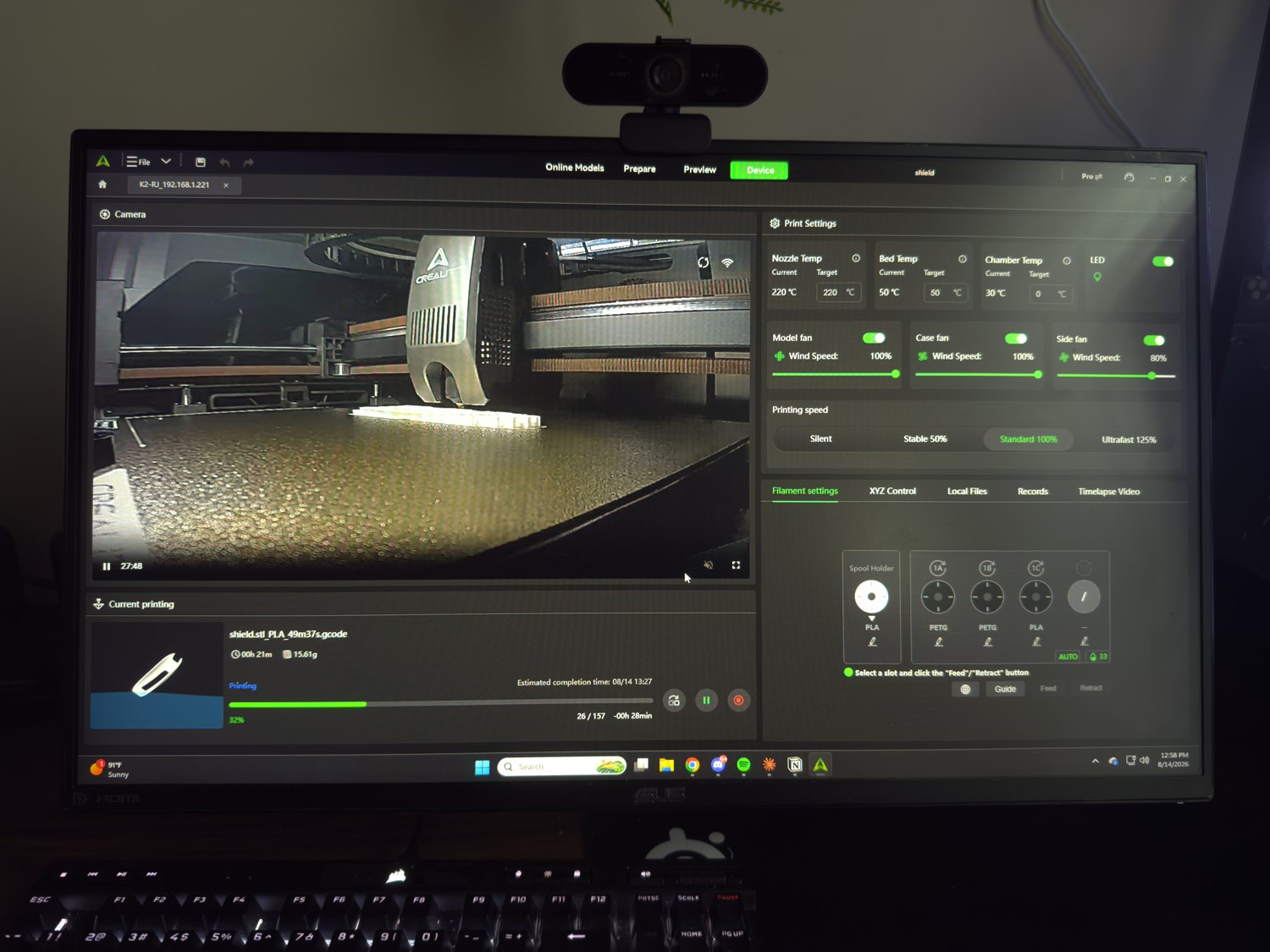 The slicer dashboard showing live nozzle and bed temperatures during a print.